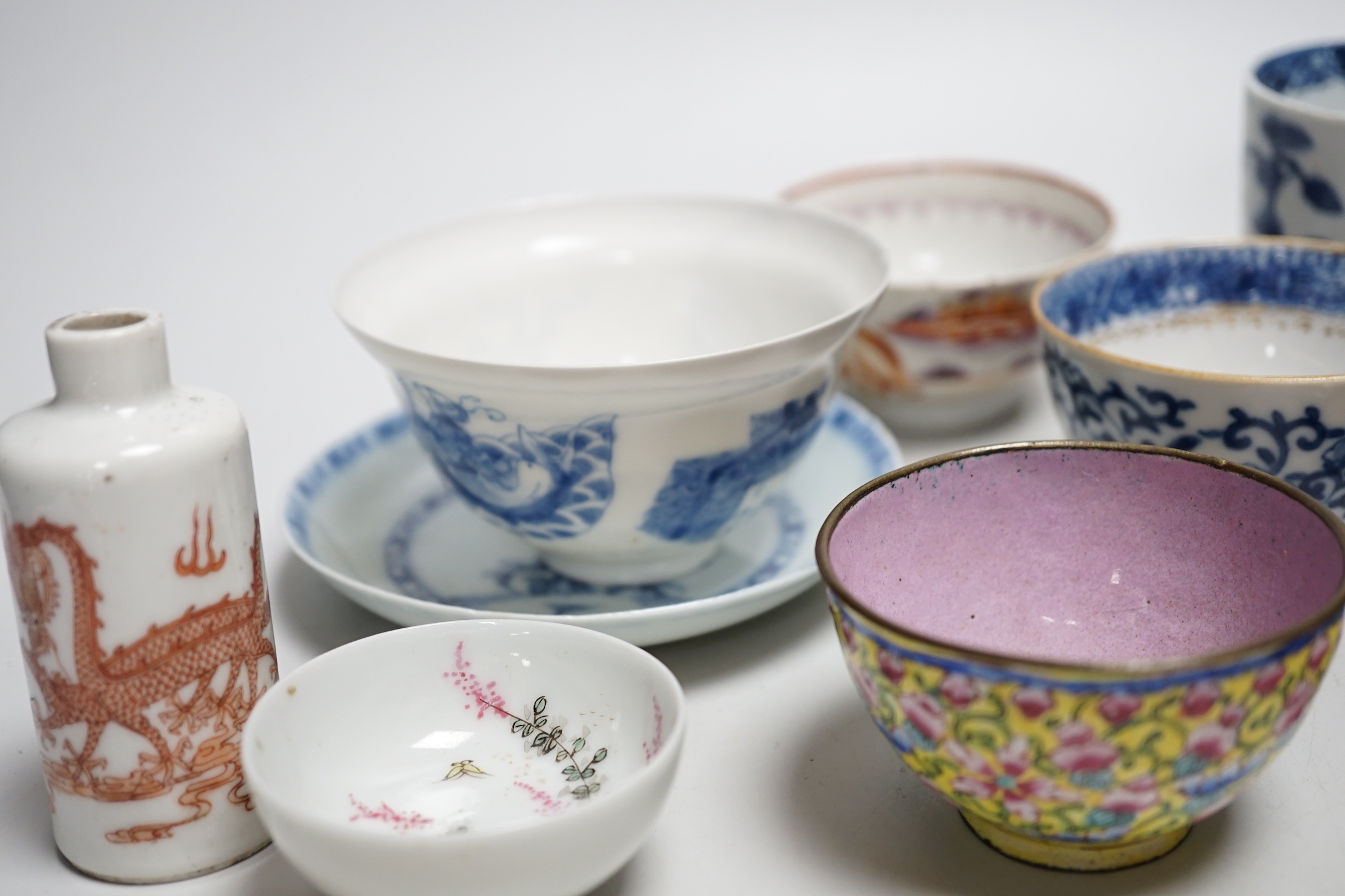 A group of Chinese wares including tea bowls, Nanking cargo bowl / saucers and a miniature bottle vase, 18th-20th century, vase 8cm high (15)